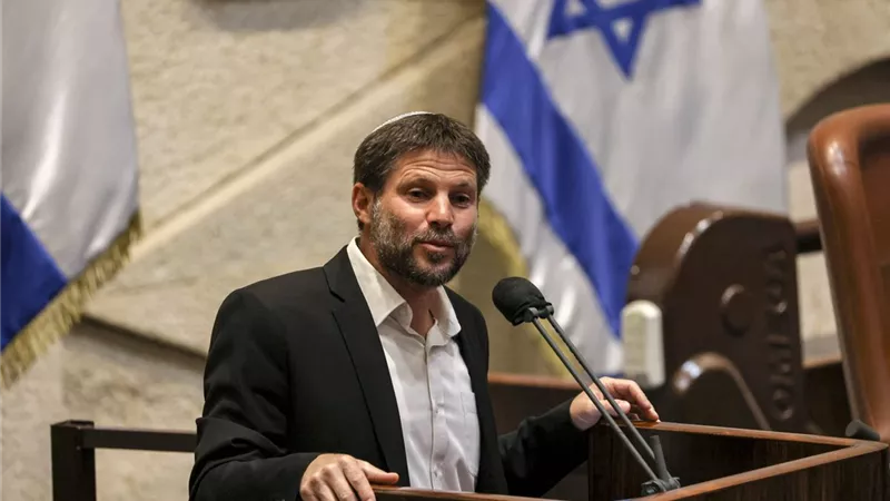 سموتريتش يطالب بجلسة عاجلة للحكومة لمناقشة تغيير التعامل في الضفة