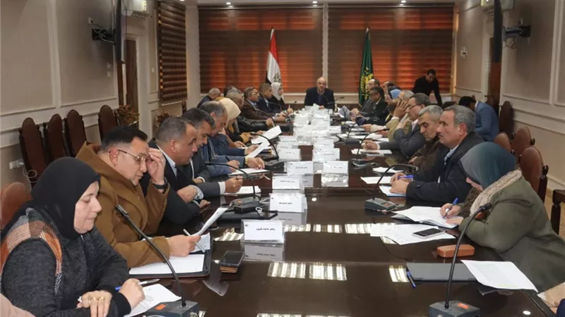 محافظ القليوبية يناقش ملف النظافة.. ويوجه بالارتقاء بالمنظومة