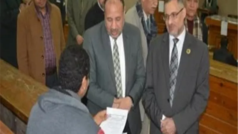 نائب رئيس جامعة الأزهر يتفقد امتحانات كلية العلوم بأسيوط