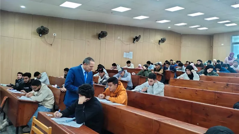 رئيس جامعة دمياط يتفقد لجان الإمتحانات بالكليات