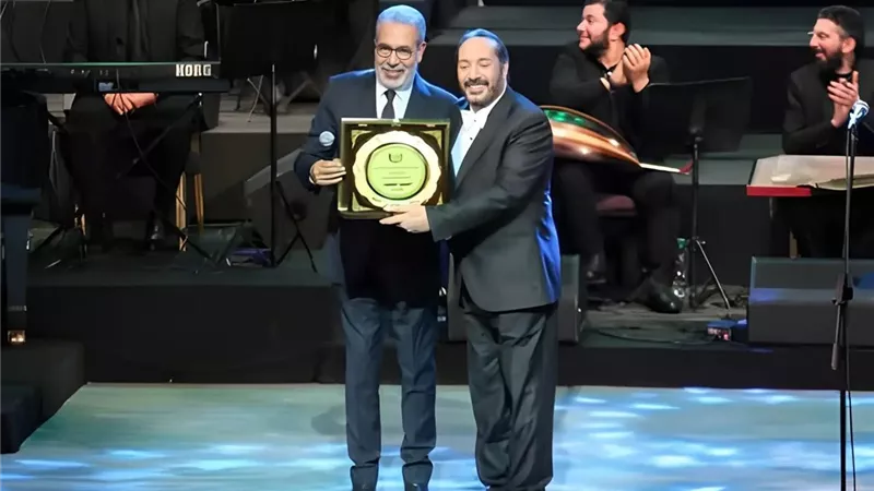 مدحت العدل يهدي درع جمعية المؤلفين لاسم الفنان أحمد الحجار