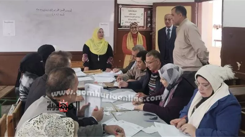 مدير تعليم دمياط يتفقد تصحيح إمتحانات المستوى الرفيع للإعدادية