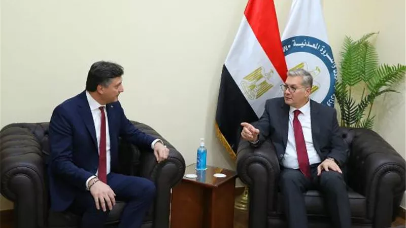 وزير البترول يبحث مع رئيس أيوك برودكشن أنشطتها في مناطق امتيازها