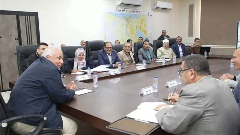 محافظ الوادي الجديد يعقد اجتماعًا موسعًا بمديري المديريات