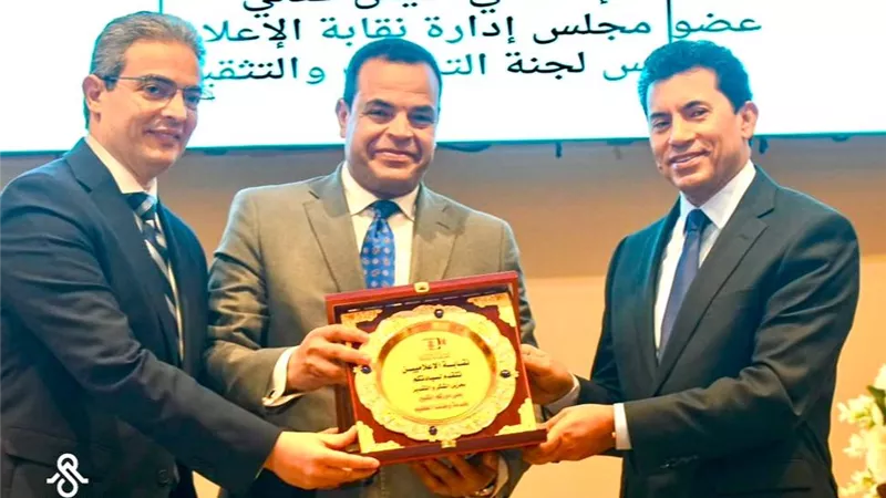 تكريم الإعلامي أيمن عدلي تقديرًا لمسيرته وعطائه في نقابة الإعلاميين