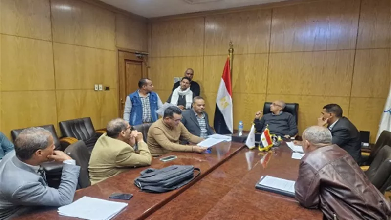 سكرتير عام محافظة الأقصر يبحث طلبات المواطنين خلال اليوم المفتوح