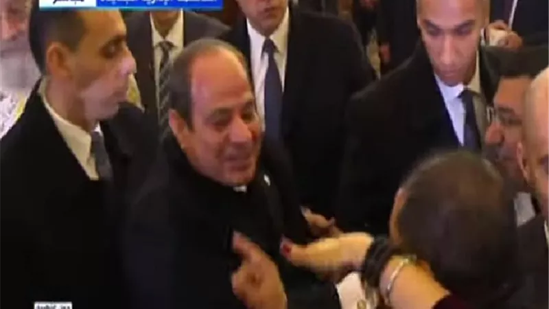 الرئيس يصافح المواطنين بكاتدرائية ميلاد المسيح