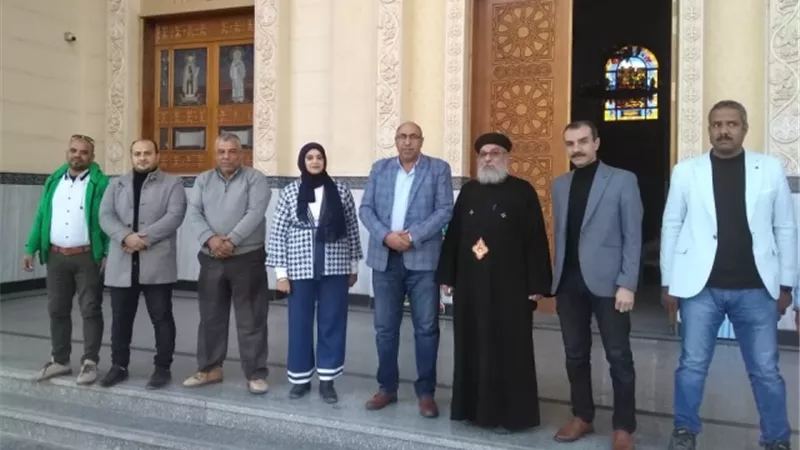 قيادات جهاز أخميم الجديدة يقدمون التهنئة للمسيحيين بعيد الميلاد.. صور