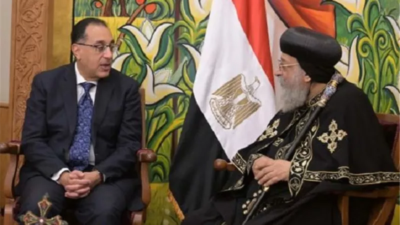 رئيس الوزراء يزور الكاتدرائية لتهنئة البابا تواضروس بعيد الميلاد