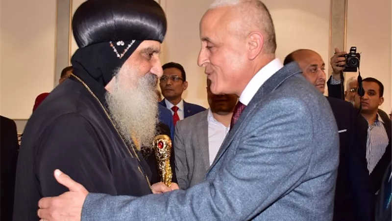 محافظ الأقصر يزور كنائس الطوائف المسيحية للتهنئة بعيد الميلاد