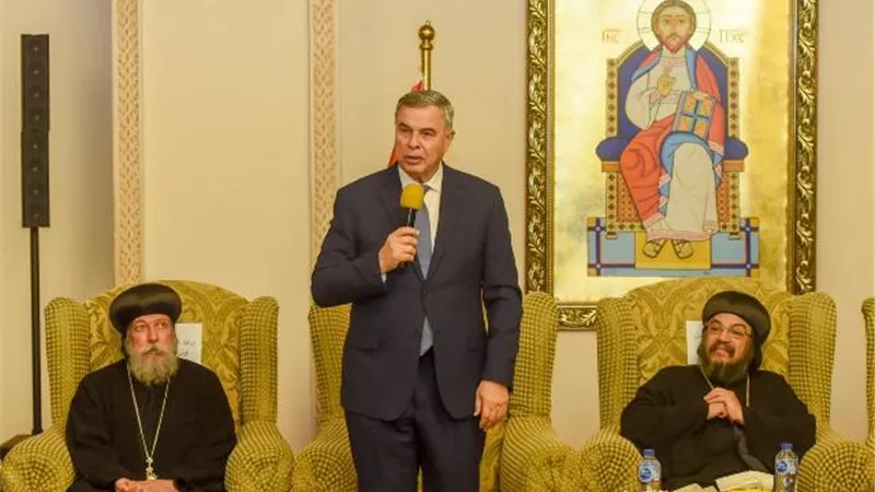 محافظ الإسكندرية يشارك الاقباط الأرثوذكس احتفالاتهم بعيد الميلاد
