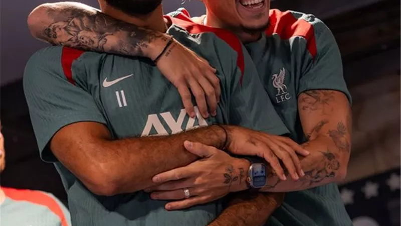 دائمًا موجود لمساعدة الجميع .. شاهد تصريحات تسيميكاس عن محمد صلاح