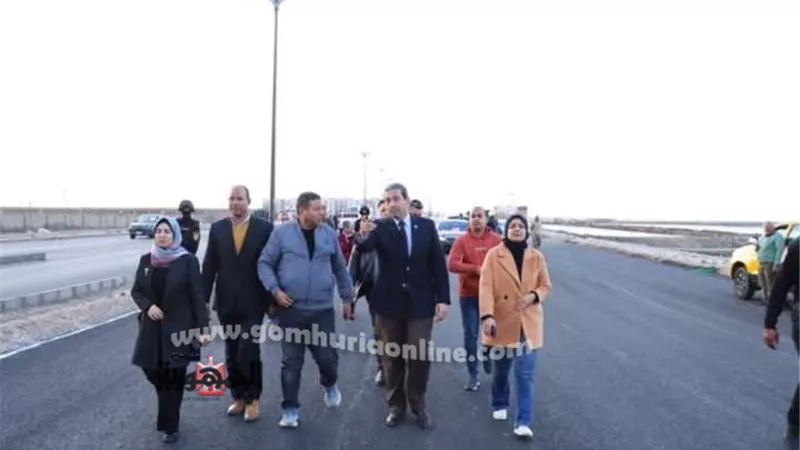 محافظ دمياط يتابع ميدانيا مشروع تطوير ورصف طريق شطا