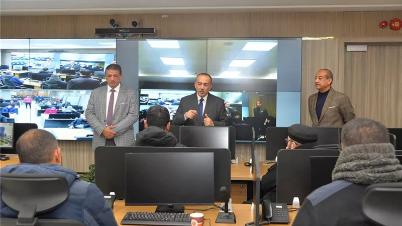 محافظ أسيوط يتفقد مركز سيطرة الشبكة الوطنية للطوارئ بالمحافظة