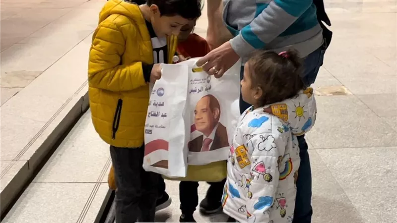 مستقبل وطن الأقصر يوزع هدية الرئيس للأخوة الأقباط