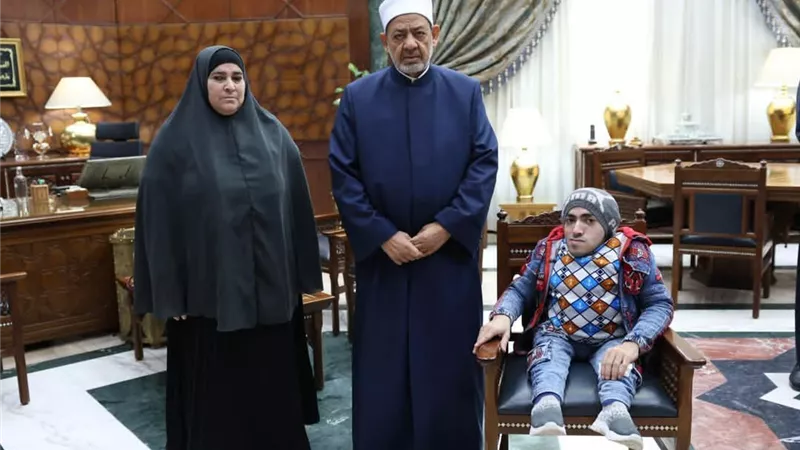 شيخ الأزهر يوجه برعاية حالة الأم الملهمة 