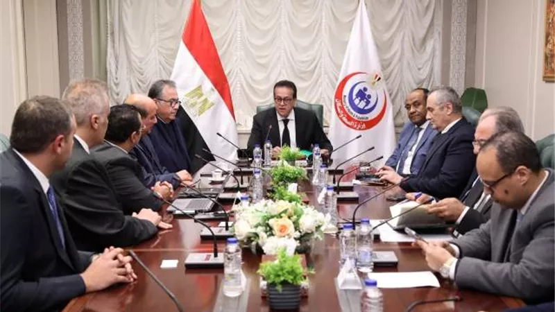 الصحة تبحث مع شركة صينية التوسع في استخدام الروبوتات الجراحية
