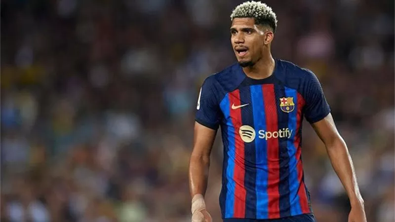 يوفنتوس يسعي لتعزيز الخط الخلفي بضم أراوخو من برشلونة