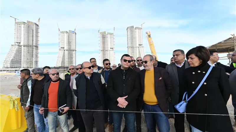 وزير الإسكان يتفقد الموقف التنفيذى لمشروع أبراج 