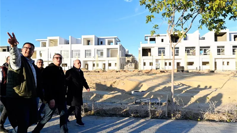 وزير الإسكان يتفقد طريق البوليفار بالعلمين الجديدة