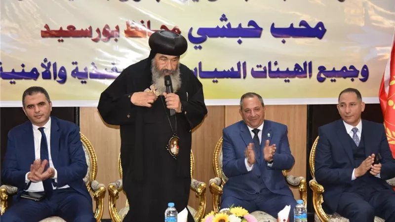 محافظ بورسعيد يهنئ الأقباط بالكاتدرائية والكنيسة الانجيلية