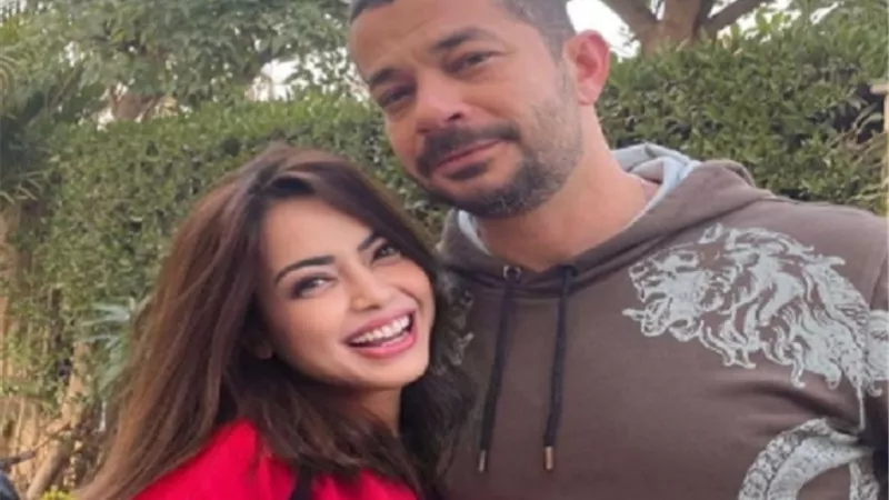 داليا مصطفى تحسم الجدل بشأن طلاقها من شريف سلامة