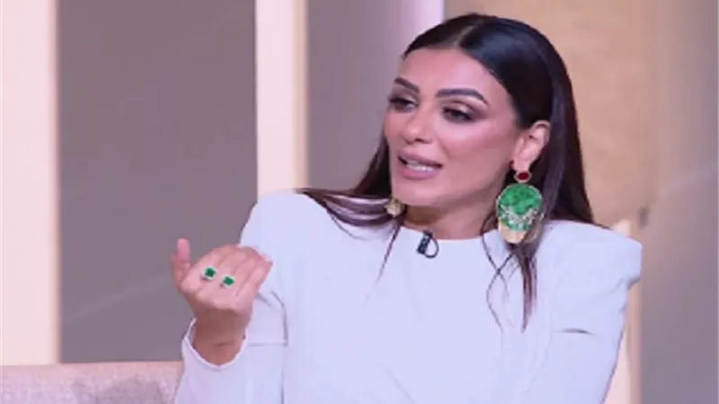 سر ارتداء إنجي المقدم 