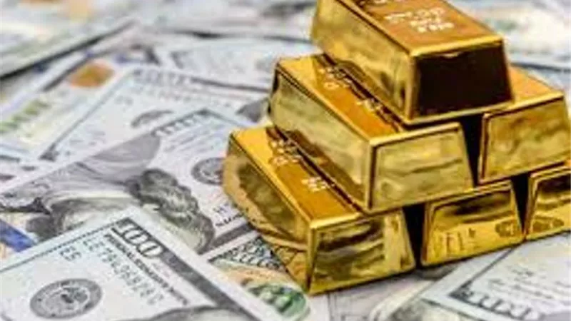 الذهب تحت ضغط الدولار وعوائد السندات