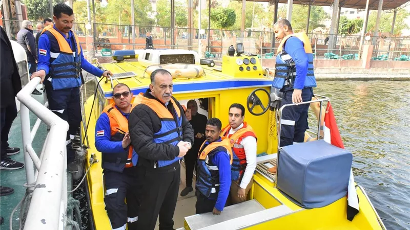 محافظ أسيوط يشهد تشغيل أول مستشفى وإسعاف نهري في الصعيد