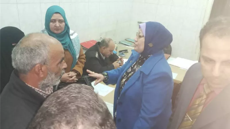 رئيس جامعة الأزهر يزور طلبة الدراسات الإسلامية ضحايا سقوط طالبة فوقهم