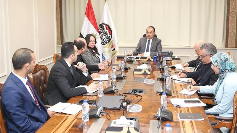 وزير قطاع الأعمال يبحث مع 