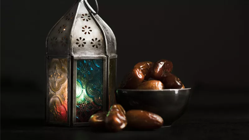 مرور أكثر من رمضان دون قضاء الصوم هل يوجب شيئًا غير القضاء؟