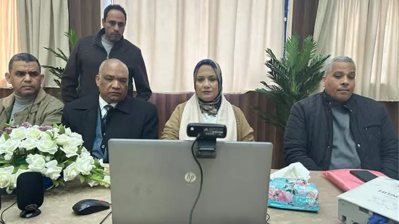 مدير تعليم مطروح تجتمع مع رؤساء لجان امتحان نصف العام للإعدادية