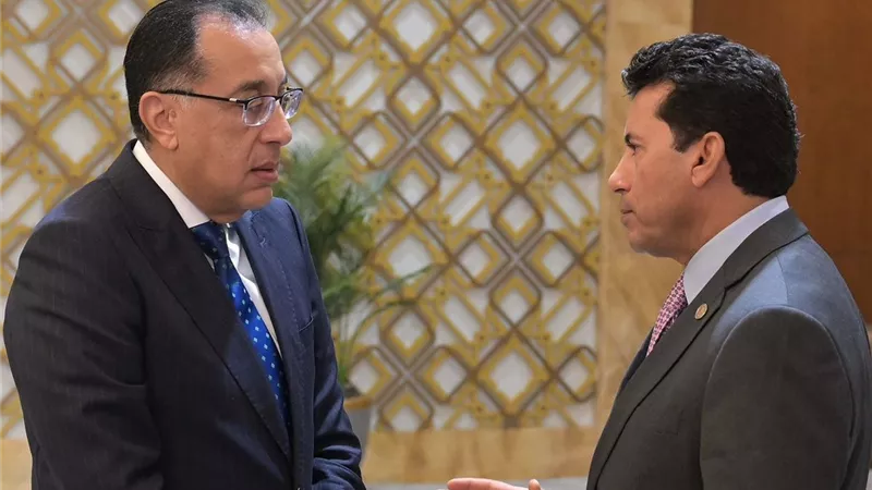 مدبولى يُهنئ صبحى بفوز منتخب مصر لسلاح سيف المبارزة بذهبية الفرق
