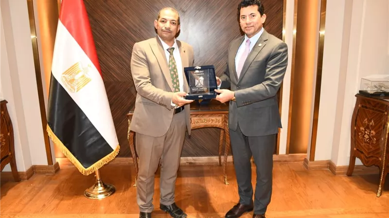 وزير الشباب يكرم مدير مدرسة منشأة رضوان بمحافظة الجيزة