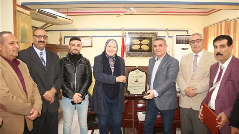تكريم وكيل مديرية التعليم لبلوغه سن المعاش