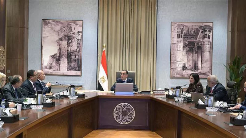 رئيس الوزراء يتابع مع محافظ القاهرة مستجدات موقف المشروعات الخدمية