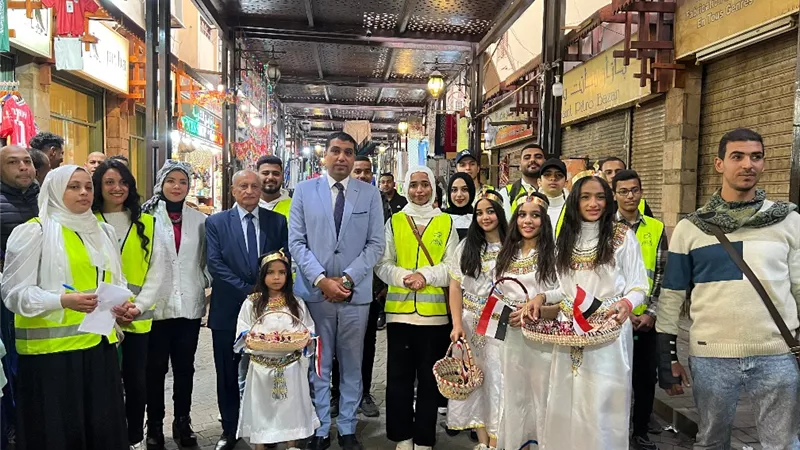 نائب محافظ الأقصر يلتقي أصحاب البازارات بالسوق السياحى