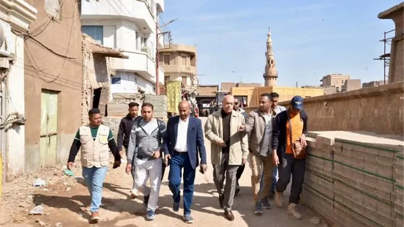 رئيس جهاز تعمير البحر الأحمر يتفقد أعمال تطوير كورنيش إسنا