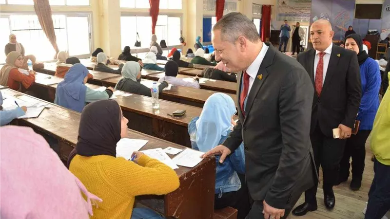 رئيس جامعة دمياط يتفقد لجان الإمتحانات بكلية التربية النوعية