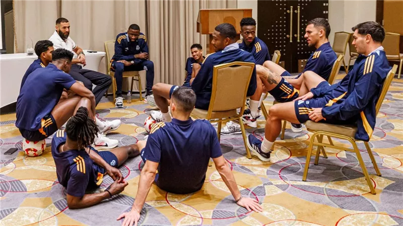 بنزيما يدعم ريال مدريد بزيارة قبل مواجهة مايوركا بالسوبر الإسبانى