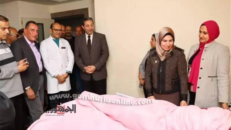 محافظ دمياط يزور مهندسة الطرق بالمستشفى التى أصيبت أثناء عملها