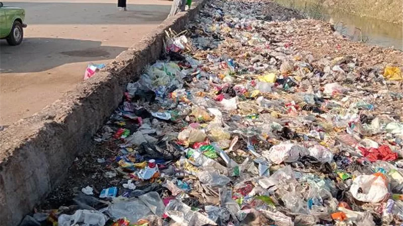 حملة نظافة مكبرة على ترعة الملاح بحي غرب أسيوط