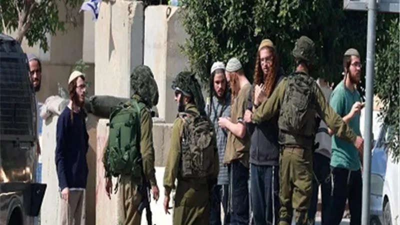 مستوطنون إسرائيليون يحرقون منازل فلسطينيين بالضفة الغربية