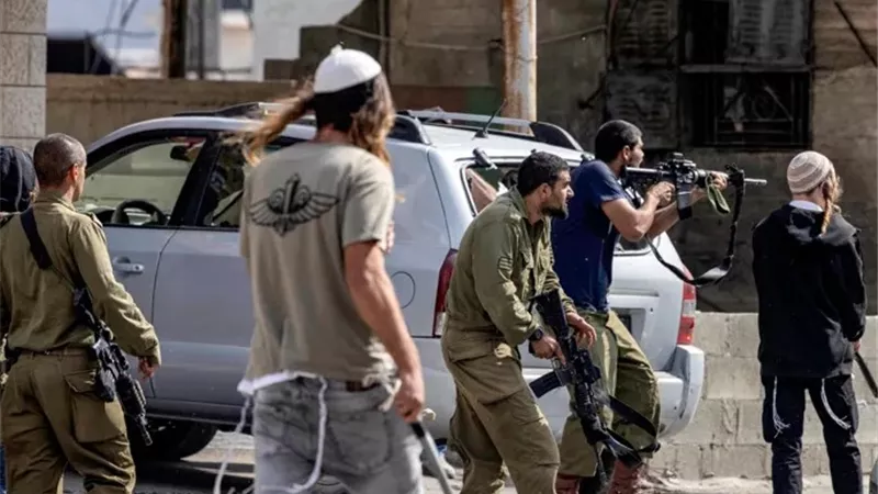 مستوطنون يهاجمون منازل فلسطينيين بالضفة الغربية المحتلة