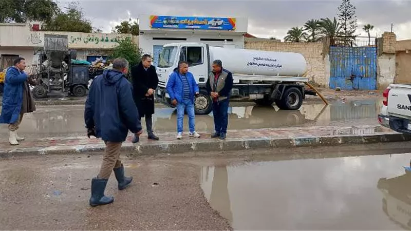 فرق الطوارئ تواصل عملها لرفع تجمعات مياه الامطار بمدينة مرسي مطروح