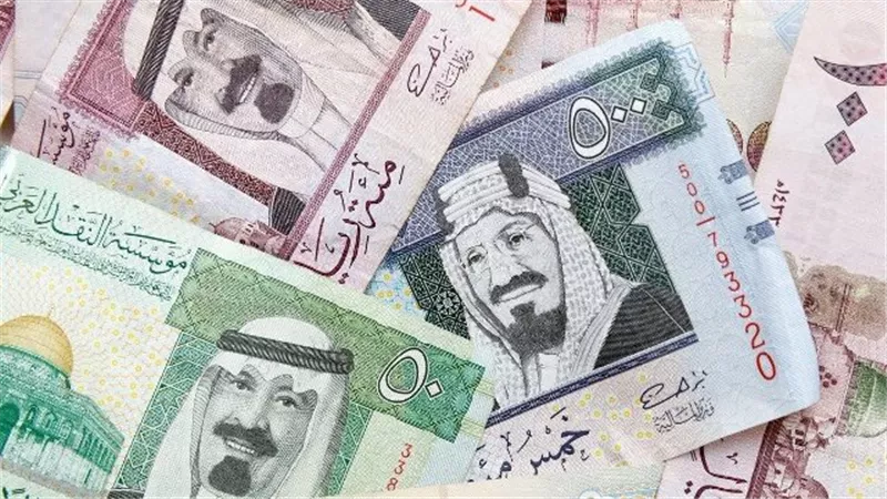 سعر الريال السعودي والدرهم الإماراتي والدينار الكويتي في البنوك.. الجمعة