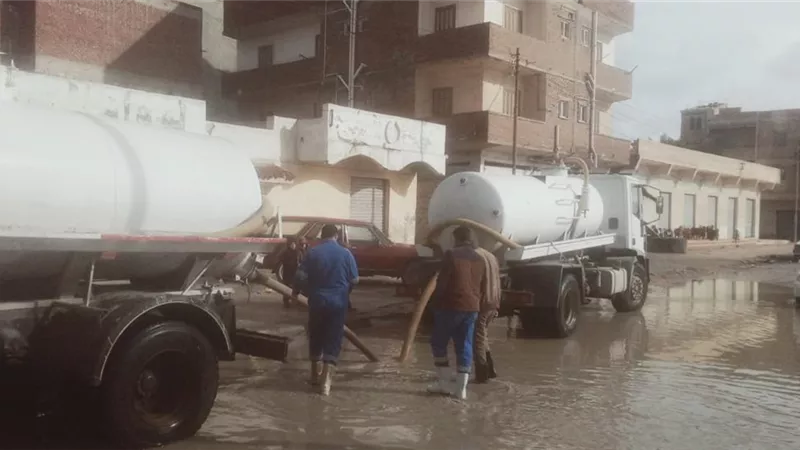 تسليك بيارات الصرف الصحي وكسح مياه الأمطار من شوارع مدينه الحمام