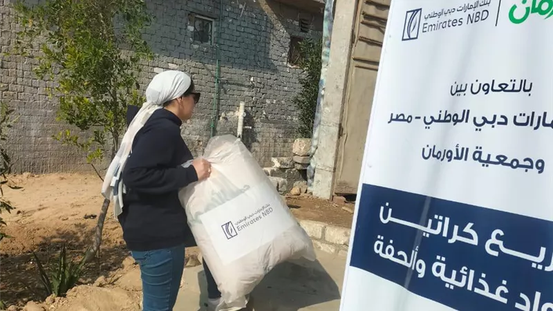 توزيع ٣٧٣ كرتونة غذائية و٣٠٠ لحاف بابو المطامير