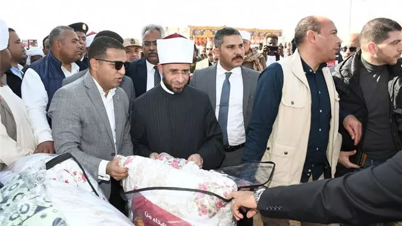 الازهري ونائب محافظ البحر الأحمر يشهدان توزيع المساعدات